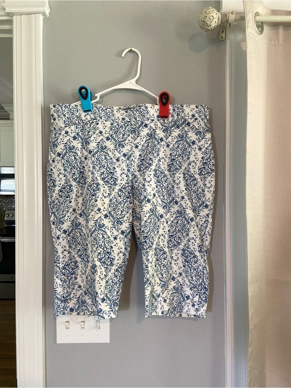 89th & Madison Blue & White Floral Print Shorts